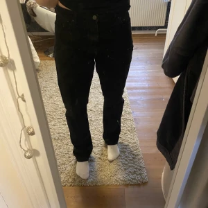 Lågmidjade jeans svarta - Snygga svarta lågmidjade jeans! Använd ett fåtal gånger. Från Nelly i strl 38. Nypris 600, säljer för 175kr. Jag är 167 och de är bra i längd, aningen långa.