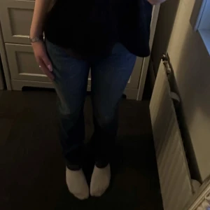 Jeans - Mörkblåa jeans från bikbok 24/32, säljes då de inte kommer till användning längre💞