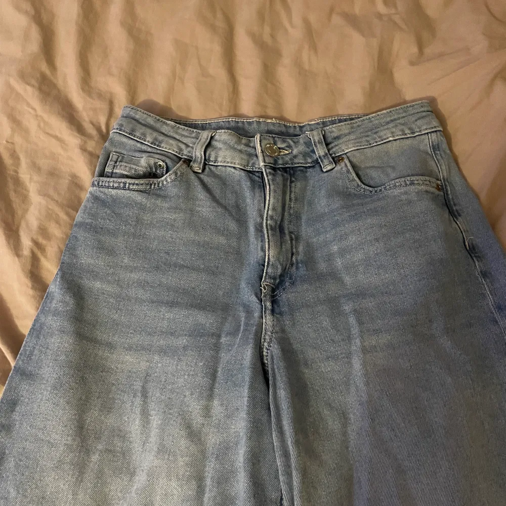 Skick: nyskick, jeans, jätte bekväma ett av mina favorit par som jag tyvärr har växt ifrån. Jag är 155 på bilden💕💕💕köpta från hm. Jeans & Byxor.