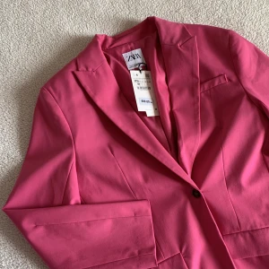 ZARA CERISE OVERSIZE KAVAJ - Galet snygg cerisefärgad dad-kavaj från ZARA i storlek XS. Den är väldigt oversize och passar såväl XS-M. Ny med tags kvar, utan anmärkningar. Nypris 699kr.
