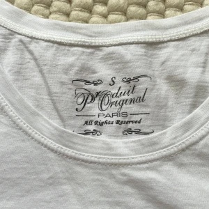 Paris tröja  - En t-shirt från Paris. Den är ganska liten så skulle nog säga att den var mer xs än s som står på lappen💖👍