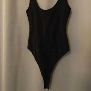 Body - Jättesnygg body från Zara med urringad rygg😍😍