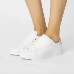 Säljer dessa vita sneakers, aldrig använda storlek 37. Säljs för 250kr och köparen står för frakt