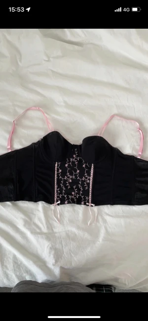 Korsett med brodering - Säljer denna korsett med rosa brodering och snörning då jag inte får användning av den. Köpte den från beyond retro för 275kr. Kontakta för mer bilder💗
