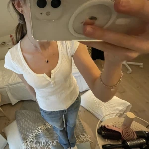 Brandy Melville topp - vit topp från brandy Melville. Bra kvalitet! Säljer också jeansen på bilderna i min profil🥰🥰 köparen står för frakt