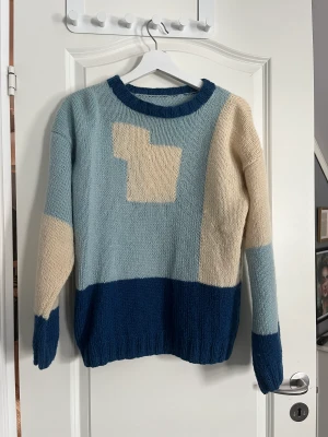 Stickad tröja  - Unik stickad tröja köpt på second hand, fint skick!