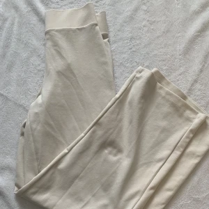 Vita straightleg kostymbyxor - Krämvita kostymbyxor från GinaTricot