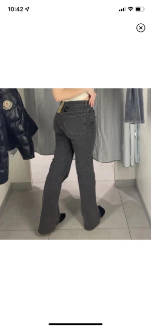 Jeans  - Super fina bootcut jeans💘 sällan använda då jag har två liknande💘 låga i midjan och passar bra på mig som är 170cm💘 flera frågor svarar jag gärna på privat💘