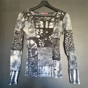 Långärmad tröja med broderade detaljer - Super snygg tröja med ballt mönster, finns broderade detaljer på båda sidor + ärmar. Kroppsnära passform. Storlek S. Mycket bra skick ✨