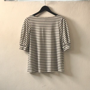 T-shirt - Randig t-shirt med puff-armar