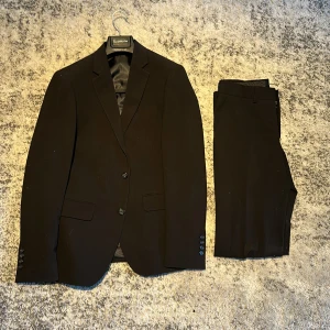 LINDBERGH Kostym NYSKICK - Säljer nu min kostym som är använd endast en gång. Skick 10/10. Storlek 44. Säljer pga att den är för liten för mig.