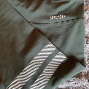 Strongers  - Säljer mina älskade strongers! Superfin militärgrön färg, osynlig ficka för mobilen i bak, och inga defekter. Meddela gärna om du har några frågor💓