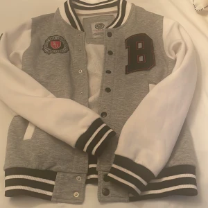 jacka från barcelona - as snygg barselona jacka i strl xs de e varm och sjukt fin men är inte min still längre 