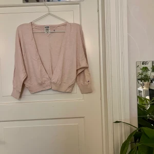 Bolero, Tommy Hilfiger - Ljusrosa bolero från Tommy Hilfiger. Storlek Small. Fint skick. Kan mötas i Göteborg eller skicka, köparen står för frakt.