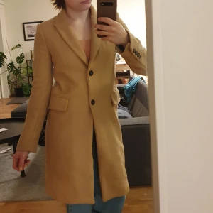 Kappa från Zara  - En beige kappa från Zara i storlek XS. Kappan är i fint skick men välanvänd. Finns några noppror och någon mindre fläck på ärmen men inget som påverkar helheten och som man inte kan ta bort. Supersnygg till våren! ☀️ För referens är jag 160 cm lång 