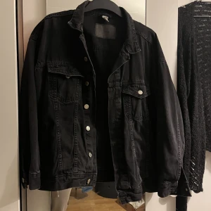 Svart denim jacka - Svart jeansjacka. Inga defekter, tvättad en gång. Unisex modell. 