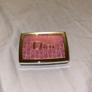 Dior blush 001 pink - Använd men fortfarande så mycket kvar. Ordinarie pris 450 kr💕💕 