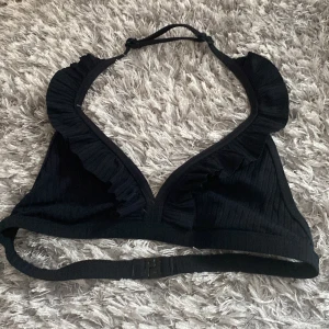 bikinitop - supersöt bikinitop från hm. st 146/152 men bara lite förliten för mig som har s. så borde passa iaf xxs. Har ingen vaddering. Andvänd några gånger men inget som syns.❤️