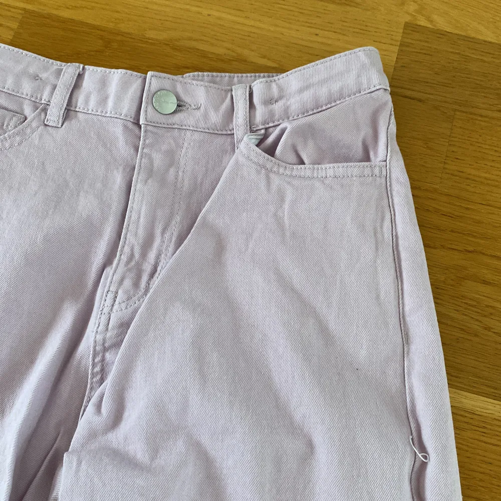 Det är ett par oanvända lila/rosa jeans. De är för barn men det passar vuxna med en liten storlek. De är 105 cm långa. Hoppas att någon tycker om de!💓🎸. Jeans & Byxor.