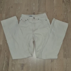 Weekday jeans - Felfria vita baggy jeans! Dom är högmidjade och sitter jätte bra på rumpan! Använder dom inte så mycke längre drf säljs dom! Skriv till mig för frågor! Innerben 75! Skriv för intresse!