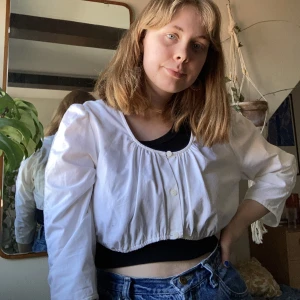 Vintage blus - En vintage folkdräkt blus, med gulliga spets detaljer. Kort så går antingen att använda som crop top eller under en väst eller något. 