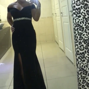 Svart klänning  - Säljer min svarta långa klänning med slits som jag hade på min till ett bröllop. 