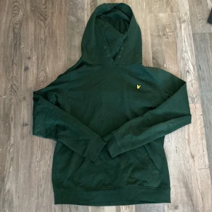 Lyle&Scott hoodie - En grön lyle och skott hoodie. I bra skick. Priset kan diskuteras. Skriv om ni har frågor🥳