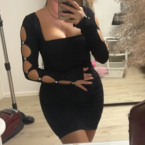 Klänning - Klänning från Ohpolly. Slutsåld på hemsidan. Superfin men för liten för mig nu. Storlek UK 6. Sitter som XS. 