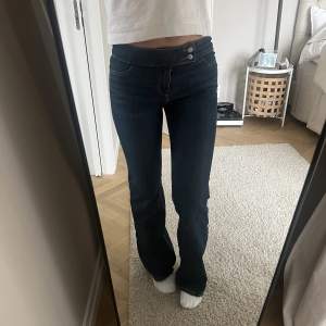 Säljer dessa sjukt snygga lågmidjade jeans från H&M på grund av ingen användning. Är 172 och bär 36. Säljer för 200 (kan diskuteras). Köpare står för frakt💖💘
