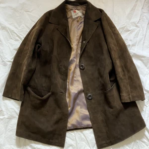 jacka i suede läder  - så så så fin jacka i suede läder och med ett sååå vacker skimrande foder, den är äkta vintage och slutar lite under höfterna❣️ skriv gärna med frågor xoxo😽