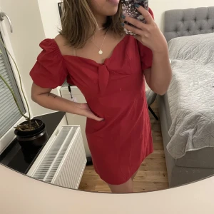 Fin sommarklänning - En röd miniklänning från na-kd i strl. 34. Nyskick med lapp kvar, endast provad ❤️