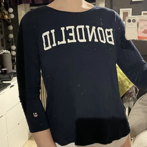 Bondelid tröja  - Tröja i marinblått från bondelid med halvlång ärm, litet märke på ärmen & text över bröstet 