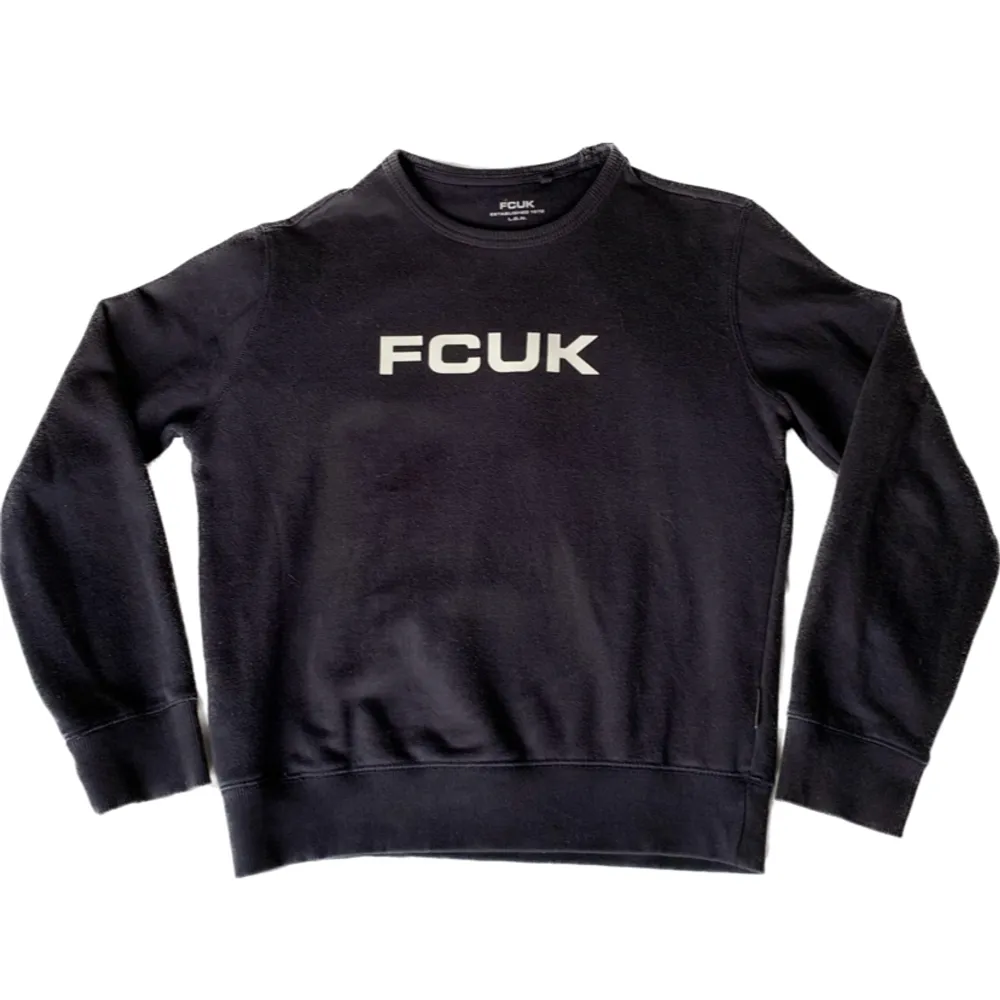 Marinblå Fcuk tröja i jättebra skick. Säljer eftersom den används alldeles för sällan. Säljer för 100kr + frakt. Hoodies.