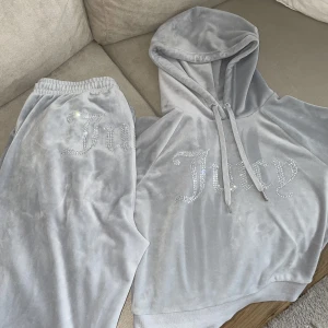 Juicy couture set - Ljusgrått set från juicy couture. Sällan använt och kommer tyvärr inte till användning längre. Storleken är XS men byxorna passar S/M.