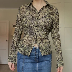 Mesh-skjorta - Storlek S/M. Skjortan går in vid midjan och långa ärmar. Genomskinligt/meshtyg. ❣️