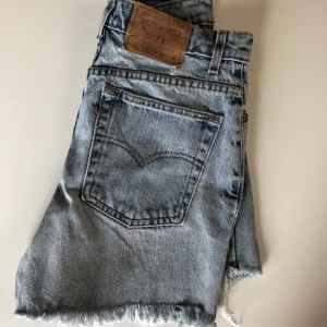 Levi’s jeansshorts  - Levi’s jeansshorts  Använda en del, inga större defekter men använt skick  W29, passar någon som har S-M 