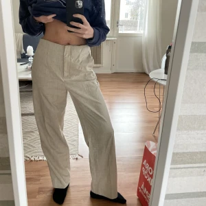 Hm kostymbyxor  - Ursnygga kostymbyxor från H&M med fickdetaljer bak, materialet är lite linne-liknande och de faller så snyggt men är tyvärr lite korta på mig som är 170cm 🫶🏻