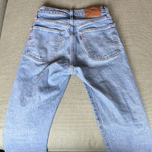 Levis byxor - Fina levis 501 byxor för både tjejer och killar. Skick: 9/10 inte slitna alls. Köpta för 1050kr🔥🔥