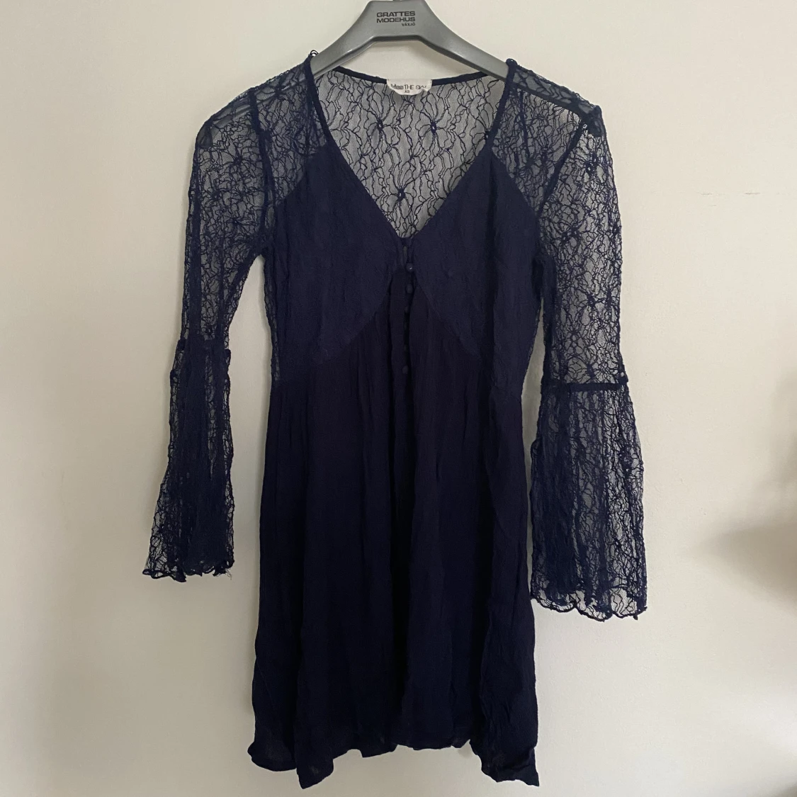 Mörkblå spetsklänning