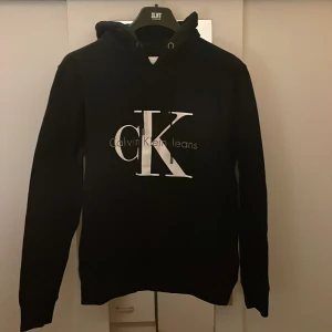Calvin Klein Jeans hoodie svart - Helt oanvänd Calvin Klein huvtröja. Den är i storlek M och sitter true to size. Kvitto finns.