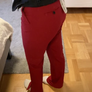 Röda kostymbyxor  - Supersnygga röda kostymbyxor från ZARA😍. Aldrig använda, lappen sitter kvar. Jag är 170 och de är bra i längden för mig. Pris kan diskuteras