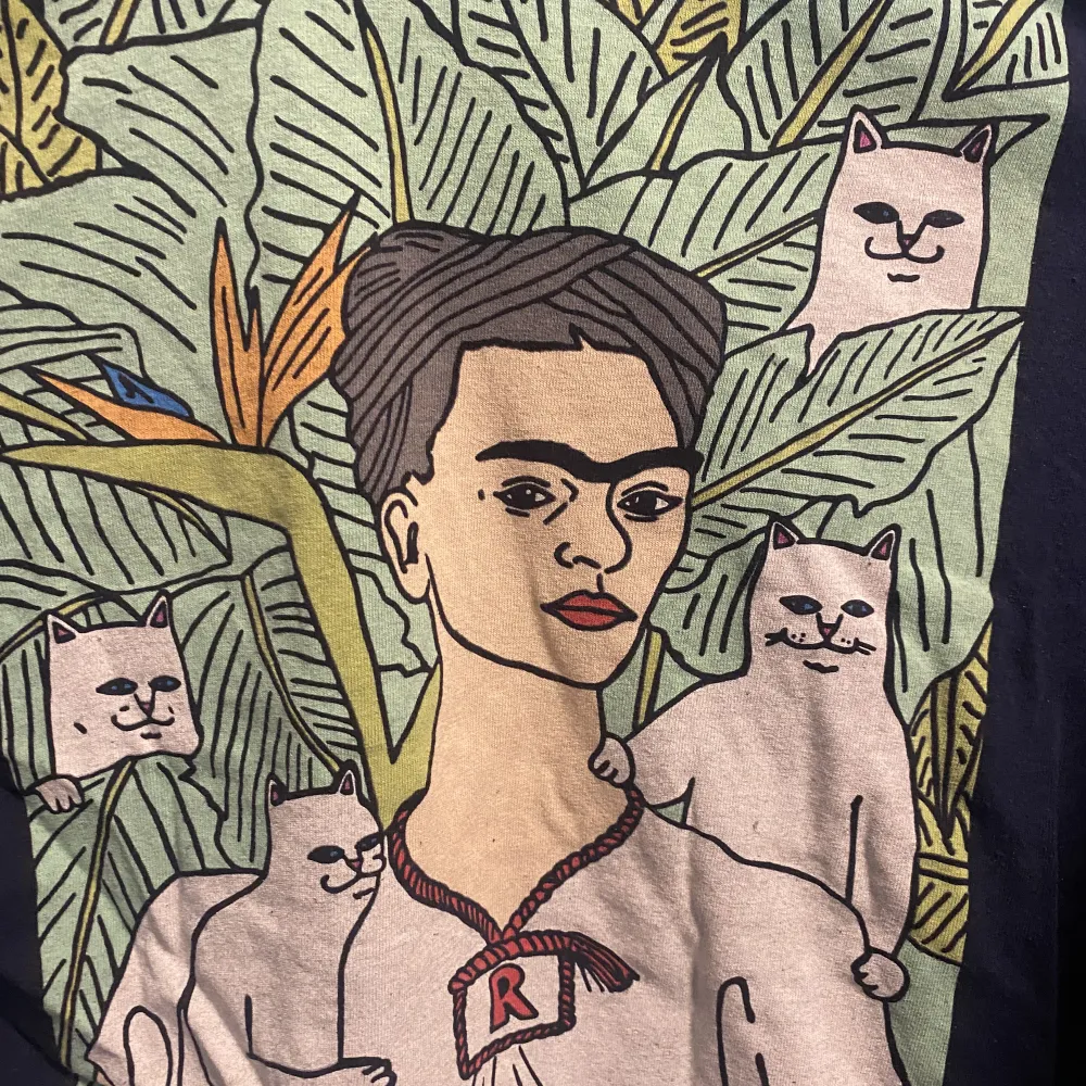 En tunn och långärmad tröja från märket ripndip💫 Coolt tryck med Frida Kahlo på ryggen 💫 Jag är 187, 75kg och tröjan sitter truesize. T-shirts.