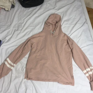 Rosa hoodie 110kr - Rosa hoodie använd 4-5 ggr och tvättad 2 ggr. Storlek 170. Vid snabb affär kan priset sänkas