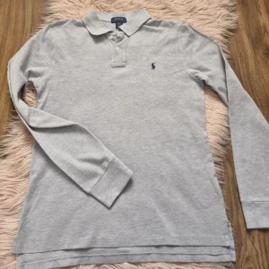 Ralph Lauren Långärmad Pike - Snygg ralph lauren tröja med inga flaws eller liknande och är i gott skick.  Custom XL Storlek på lappen men passar M o S  Totallängd: 70 cm Bredd under armhålorna: 50cm x2