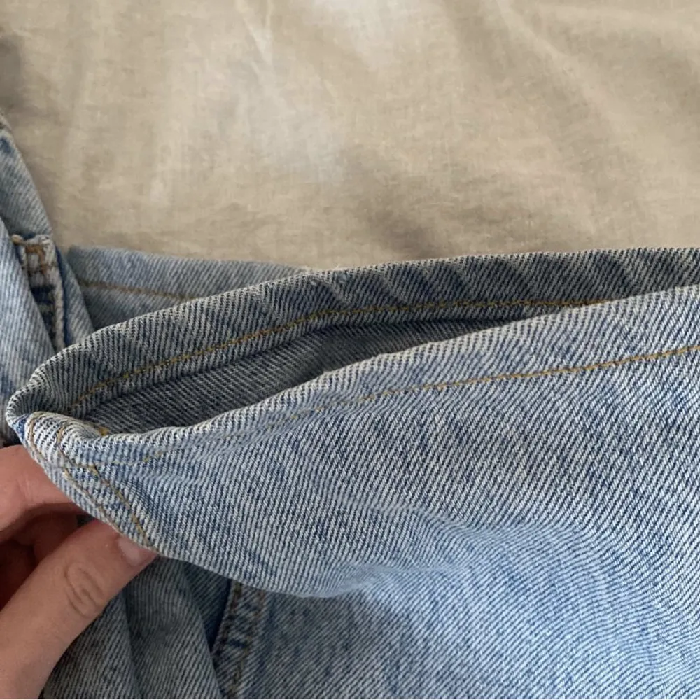 Säljer dem populära mid rise jeansen från zara storlek 32 men uppsydda hos en jeans affär. Jag är 158. Passar mig perfekt men kommer inte till användning. Därför säljer jag dom. Jättefint skick! Fråga gärna mig om ni har några frågor.❗️bild 1/2 lånad❗️. Jeans & Byxor.