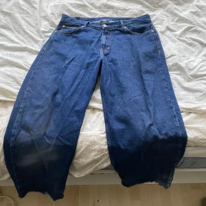 Sweet Big Skates Medium  - Mörkblåa sweet big skates i storlek medium, lite uppklippta men inte så mycket 