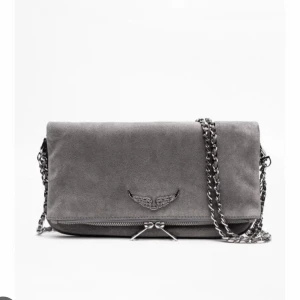 Zadig väska grå - Säljer min zadig&voltaire väska, grå mocka, är dock lite mörk i mockan pga att den använts en del, inga andra defekter! Första bilden är lånad och andra är min egen🥰säljer för 1000kr🫶🏻