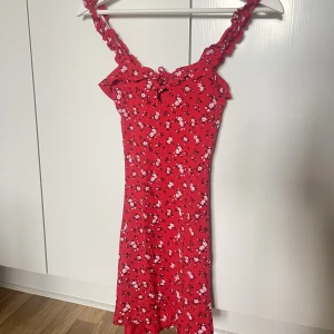Röd sommarklänning - Ny, oanvänd med prislapp på!
