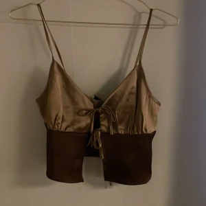 Topp - Fin topp i satin, helt ny