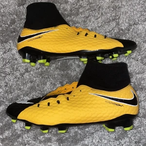 Fotbollsskor - Nike HyperVenom Phelon 3 fotbollsskor, jätte snygga skor, anledning till varför jag säljer skorna är för att jag har vuxit ur skorna med tid. ( Inga skosnören )
